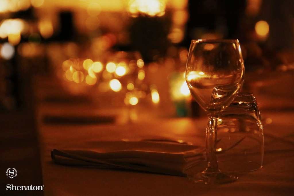 **Una Cena di Compleanno Indimenticabile: Tra Musica e Delizie Culinarie** Organizzare una cena di compleanno è un’occasione speciale che merita di essere celebrata in grande stile. Immagina di riunire le persone più importanti della tua vita in un locale esclusivo, dove ogni dettaglio è curato per rendere la serata indimenticabile. Che si tratti di un ristorante elegante, di una villa affascinante o di un locale trendy in centro, l’atmosfera giusta è fondamentale. Per iniziare, la scelta del luogo è cruciale. Optare per un ristorante con un piano bar o un DJ set può trasformare la tua cena in un evento vivace e coinvolgente. La musica dal vivo crea un’atmosfera festosa, mentre un DJ esperto sa come far ballare gli ospiti e mantenere alta l’energia della serata. Immagina di gustare piatti prelibati, accompagnati da un buon bicchiere di champagne, mentre le note melodiche riempiono l’aria. La cena dovrebbe essere un viaggio culinario che sorprende e delizia. Un menù ben pensato, che combina piatti tradizionali e innovativi, può rendere ogni portata un momento da ricordare. Non dimenticare di includere opzioni per tutti i gusti, in modo che ogni ospite possa sentirsi coccolato e apprezzato. E poi c’è la torta, il vero simbolo della celebrazione. Scegli una torta che rispecchi la tua personalità e i tuoi gusti: che sia classica, moderna o decorata con dettagli unici, sarà il momento clou della serata. Il momento in cui tutti si riuniscono attorno a te per cantare “Tanti auguri” è sempre emozionante e carico di affetto. Infine, circondati delle persone che ami di più. Gli amici e la famiglia sono ciò che rende ogni celebrazione speciale. Condividere risate, ricordi e brindisi con loro renderà la tua cena di compleanno un evento da ricordare per sempre. In conclusione, una cena di compleanno organizzata con cura, in un locale esclusivo, con musica dal vivo, buon cibo e le persone giuste, è la ricetta perfetta per una serata indimenticabile. Festeggia la vita e crea ricordi che dureranno nel tempo!