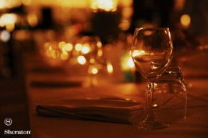 **Una Cena di Compleanno Indimenticabile: Tra Musica e Delizie Culinarie** Organizzare una cena di compleanno è un’occasione speciale che merita di essere celebrata in grande stile. Immagina di riunire le persone più importanti della tua vita in un locale esclusivo, dove ogni dettaglio è curato per rendere la serata indimenticabile. Che si tratti di un ristorante elegante, di una villa affascinante o di un locale trendy in centro, l’atmosfera giusta è fondamentale. Per iniziare, la scelta del luogo è cruciale. Optare per un ristorante con un piano bar o un DJ set può trasformare la tua cena in un evento vivace e coinvolgente. La musica dal vivo crea un’atmosfera festosa, mentre un DJ esperto sa come far ballare gli ospiti e mantenere alta l’energia della serata. Immagina di gustare piatti prelibati, accompagnati da un buon bicchiere di champagne, mentre le note melodiche riempiono l’aria. La cena dovrebbe essere un viaggio culinario che sorprende e delizia. Un menù ben pensato, che combina piatti tradizionali e innovativi, può rendere ogni portata un momento da ricordare. Non dimenticare di includere opzioni per tutti i gusti, in modo che ogni ospite possa sentirsi coccolato e apprezzato. E poi c’è la torta, il vero simbolo della celebrazione. Scegli una torta che rispecchi la tua personalità e i tuoi gusti: che sia classica, moderna o decorata con dettagli unici, sarà il momento clou della serata. Il momento in cui tutti si riuniscono attorno a te per cantare “Tanti auguri” è sempre emozionante e carico di affetto. Infine, circondati delle persone che ami di più. Gli amici e la famiglia sono ciò che rende ogni celebrazione speciale. Condividere risate, ricordi e brindisi con loro renderà la tua cena di compleanno un evento da ricordare per sempre. In conclusione, una cena di compleanno organizzata con cura, in un locale esclusivo, con musica dal vivo, buon cibo e le persone giuste, è la ricetta perfetta per una serata indimenticabile. Festeggia la vita e crea ricordi che dureranno nel tempo!