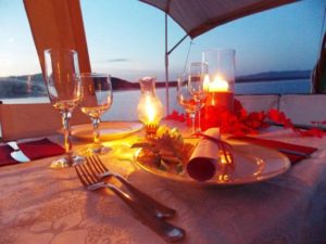 cena romantica in varca