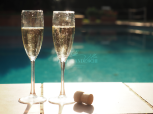 Un'Esperienza Unica a Roma** Roma, con la sua bellezza senza tempo, offre il contesto ideale per eventi indimenticabili. Tra le opzioni più affascinanti, l'aperitivo a bordo piscina si distingue come un'esperienza che unisce relax, eleganza e divertimento. Immaginate di sorseggiare un cocktail rinfrescante mentre il sole tramonta, riflettendosi sulle acque cristalline della piscina. Questo è il perfetto preludio a una serata di festa. Non solo aperitivi, ma anche compleanni, anniversari e matrimoni possono essere celebrati in modo straordinario a bordo piscina. La versatilità di questi spazi consente di personalizzare ogni evento, creando atmosfere uniche e indimenticabili. Che si tratti di una festa intima o di un grande ricevimento, la piscina diventa il fulcro dell'evento, offrendo la possibilità di un bagno rinfrescante e momenti di svago tra una portata e l'altra. Le feste aziendali, poi, trovano in questo contesto un modo originale per rafforzare i legami tra colleghi. Un aperitivo a bordo piscina può trasformarsi in un team building informale, dove il relax e il divertimento favoriscono la creatività e la collaborazione. Le serate di gala, infine, possono essere arricchite da un tocco di classe: cene eleganti servite a bordo piscina, accompagnate da musica dal vivo e luci soffuse, creano un'atmosfera magica. In conclusione, organizzare un evento a bordo piscina a Roma significa scegliere un'esperienza che unisce bellezza, divertimento e convivialità. Che si tratti di un aperitivo, un compleanno o una serata di gala, ogni occasione diventa speciale, lasciando un ricordo indelebile nei cuori degli ospiti. Non resta che immergersi in questa esperienza unica e lasciarsi trasportare dalla magia della capitale.